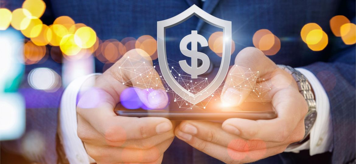 o-conceito-e-a-seguranca-monetaria-um-empresario-esta-segurando-um-telefone-celular-com-o-escudo-pendurado-acima-dele-que-mostra-a-unidade-monetaria-no-fundo-das-luzes-brilhantes