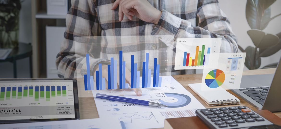 Businesspeople working in finance and accounting Analyze financi